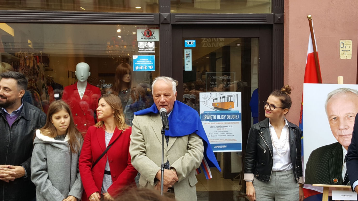 Nowe autografy na ul. Długiej! Swoje podpisy odsłonili bracia Sekielcy, Jan Rulewski i Antoni Tokarczuk [ZDJĘCIA, WIDEO]