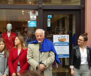 Nowe autografy na ul. Długiej! Swoje podpisy odsłonili bracia Sekielcy, Jan Rulewski i Antoni Tokarczuk [ZDJĘCIA, WIDEO]