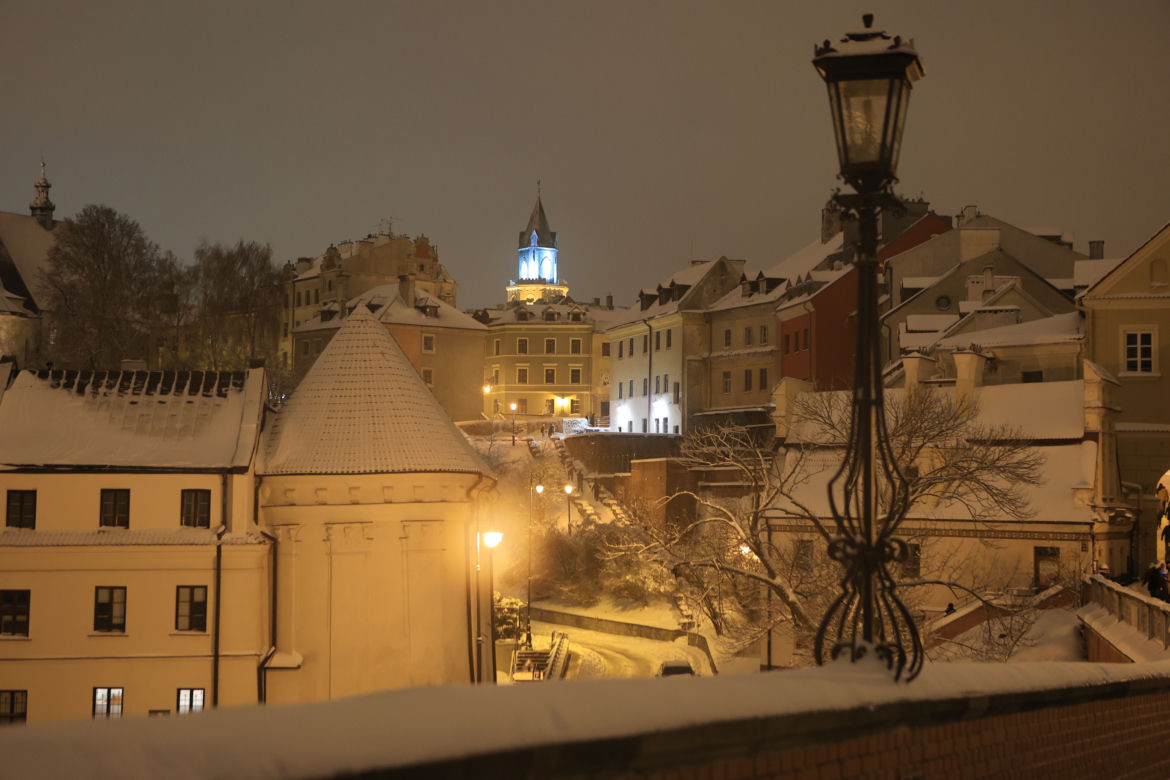 Śnieżny Lublin wieczorową porą