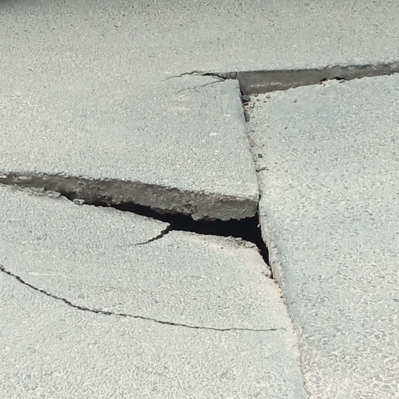 Poznań. Potężna dziura w drodze! Niebezpieczeństwo wisiało w powietrzu 
