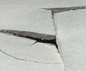 Poznań. Potężna dziura w drodze! Niebezpieczeństwo wisiało w powietrzu 
