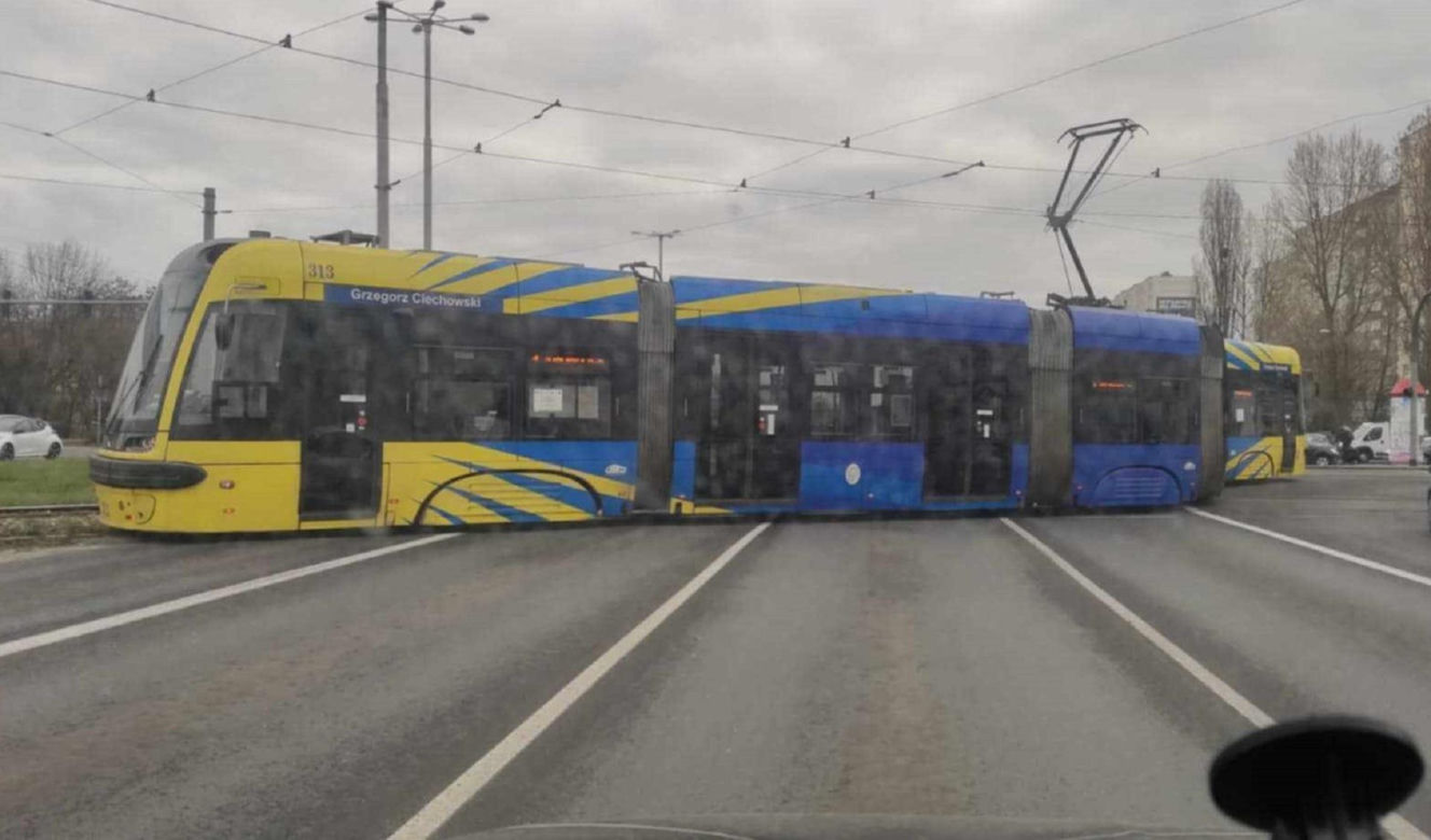Tramwaj wypadł z szyn. Niebezpiecznie w Toruniu