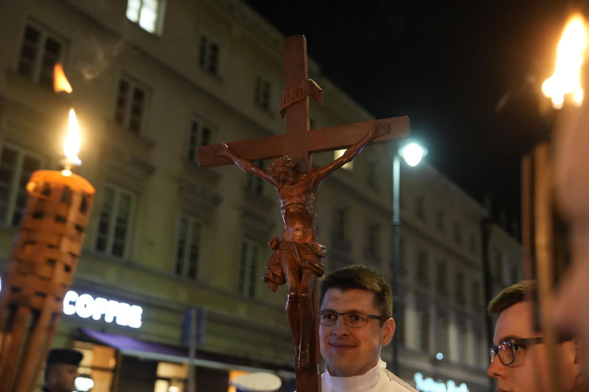 Tłumy wiernych przeszły przez stolicę. Centralną Drogę Krzyżową poprowadził kardynał Nycz