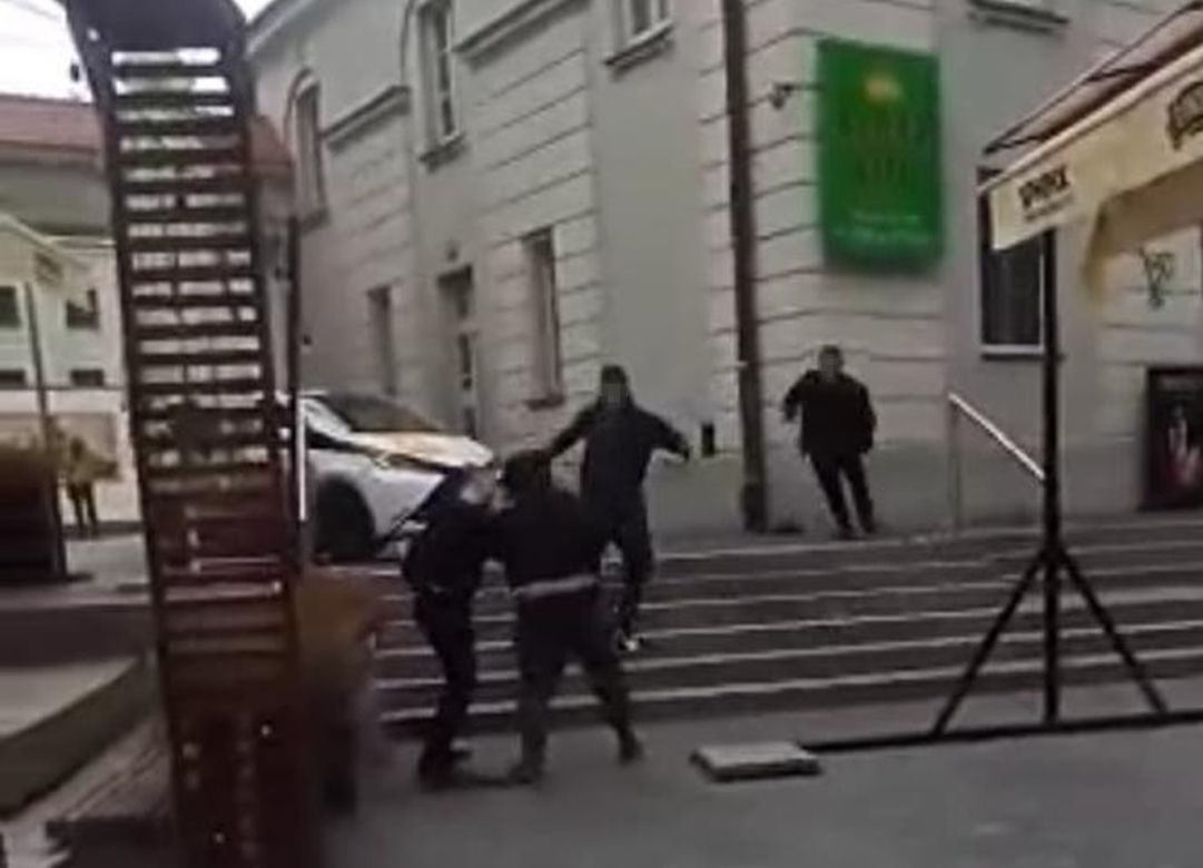 Atak nożownika pod galerią handlową w Siedlcach. Kolega dźgnął kolegę na oczach gapiów!