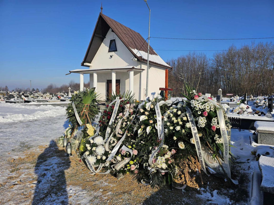Grób młodziutkiej chórzystki Joli tonie w kwiatach