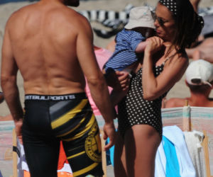 Katarzyna Glinka z rodziną na plaży w Kołobrzegu
