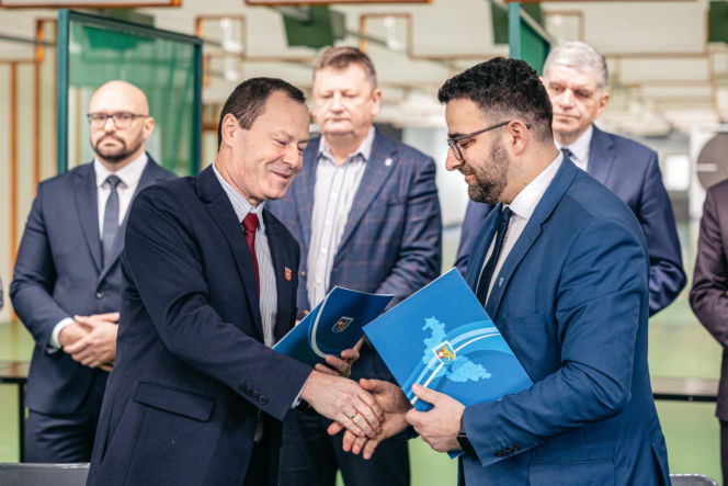 Powiat rzeszowski i łańcucki z porozumieniem o wsparciu w kryzysach. Chodzi o sprzęt, logistykę i ewakuację