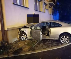 Mercedes zjechał z ronda i wjechał w blok. Niecodzienna kolizja na ul. Wierzbowej w Białymstoku [ZDJĘCIA]