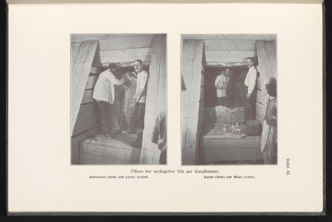 Fotografie z przetłumaczonej na niemiecki książki Howarda Cartera " The tomb of Tut-ankh-Amon", 1924