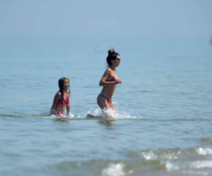 Kaczyńska z nieznajomym smaży się na plaży