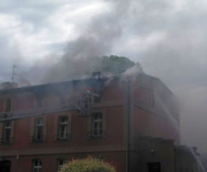 Pożar Wierzbica Dolna. Płonie poddasze trzypiętrowego budynku