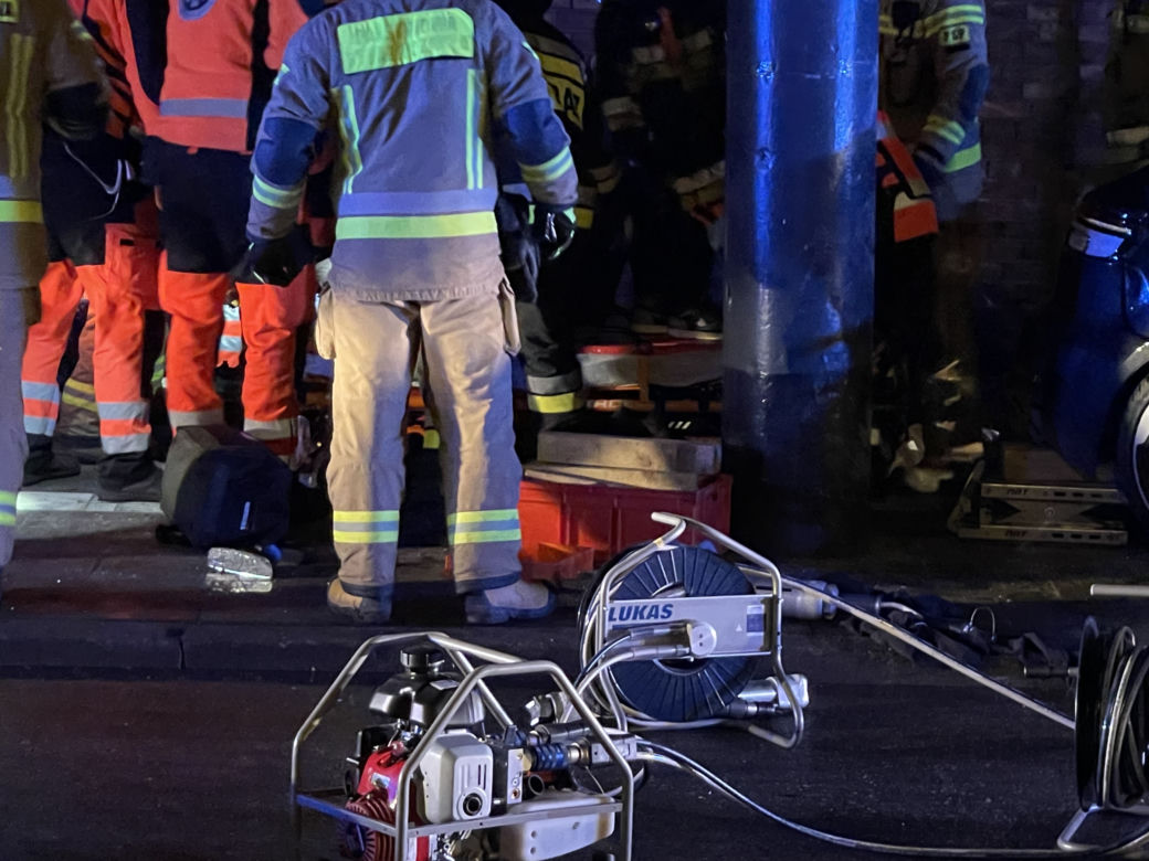  Makabra na Woli. Rozpędzonym audi huknęli w słup. 13-letniego chłopca trzeba było wycinać z wraku