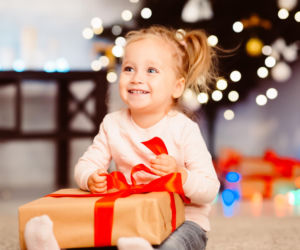 Dziewczynka otwierająca prezent