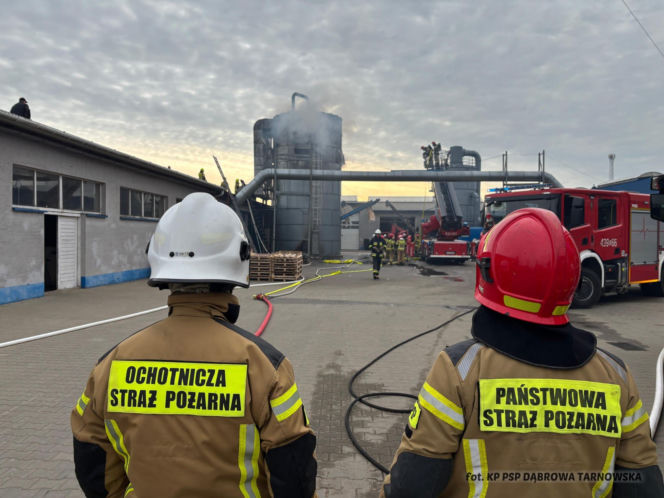 Wybuch i pożar silosu w zakładzie produkcyjnym w Gręboszowie