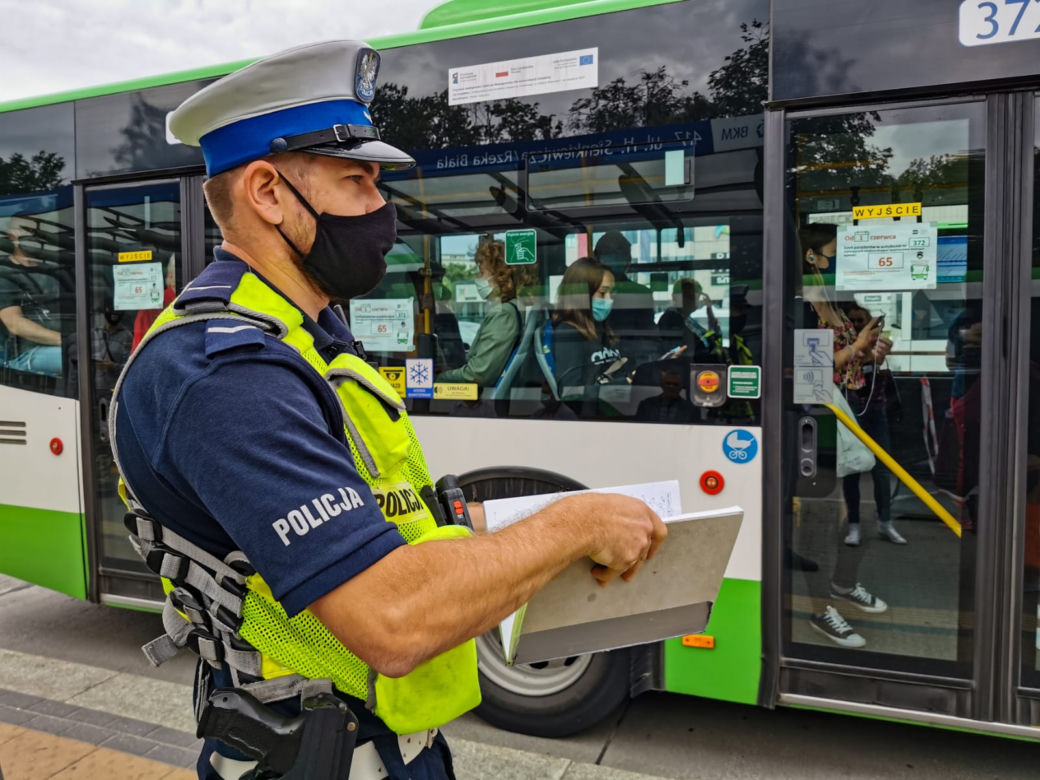 Białystok. Policjanci sprawdzają, czy pasażerowie BKM noszą maseczki. Za jej brak jest 500 zł mandatu [ZDJĘCIA]