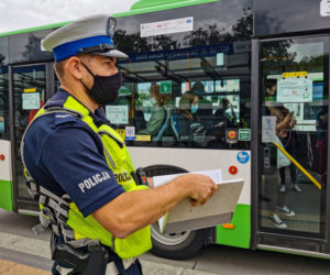 Białystok. Policjanci sprawdzają, czy pasażerowie BKM noszą maseczki. Za jej brak jest 500 zł mandatu [ZDJĘCIA]