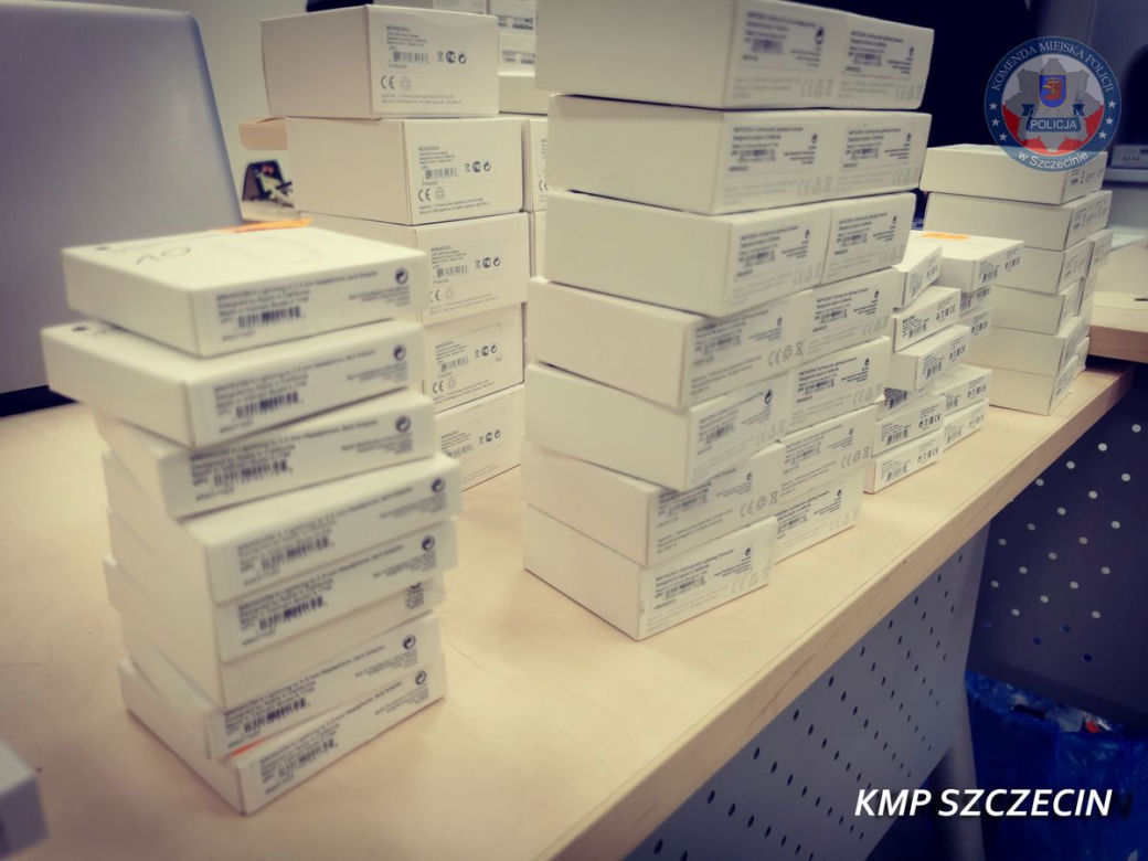 Policjanci ze Szczecina zabezpieczyli podróbki warte 300 tysięcy złotych