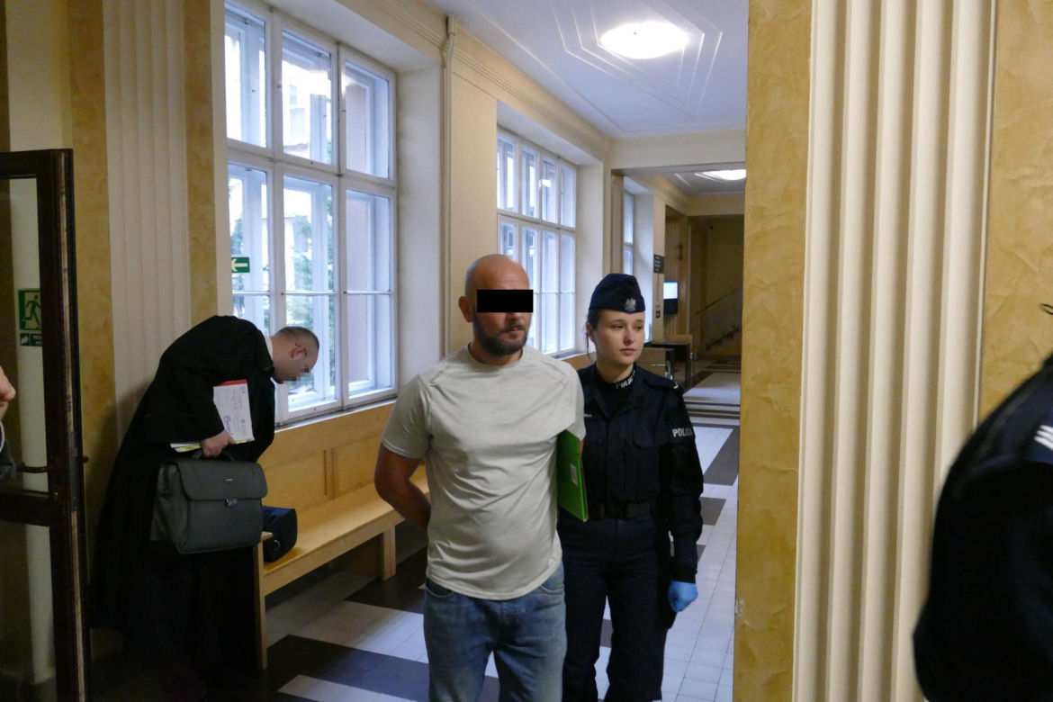 Chciał spalić żonę, bo od niego odeszła. Sekundy dzieliły ją od śmierci