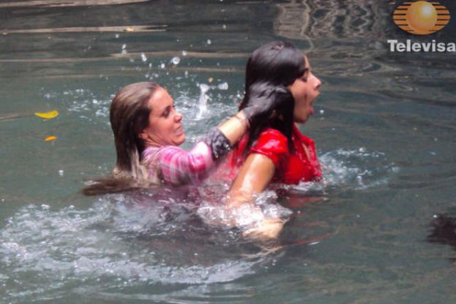 OTCHŁAŃ NAMIĘTNOŚCI. Carmina (Sabine Moussier), Kenia (Esmeralda Pimentel)
