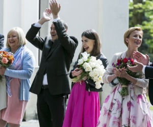 Barwy szczęścia odc. 1500. Zdzisio (Zbigniew Buczkowski), Róża (Anna Gornostaj), Marta (Katarzyna Zielińska), Artur Chowański (Jacek Rozenek), Zenek (Jan Pęczek), Agata (Natalia Zambrzycka)
