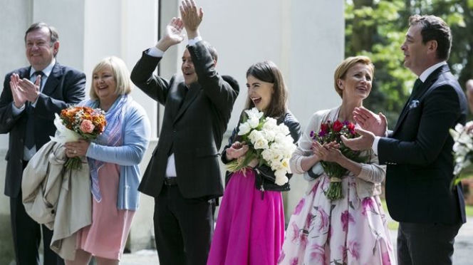 Barwy szczęścia odc. 1500. Zdzisio (Zbigniew Buczkowski), Róża (Anna Gornostaj), Marta (Katarzyna Zielińska), Artur Chowański (Jacek Rozenek), Zenek (Jan Pęczek), Agata (Natalia Zambrzycka)
