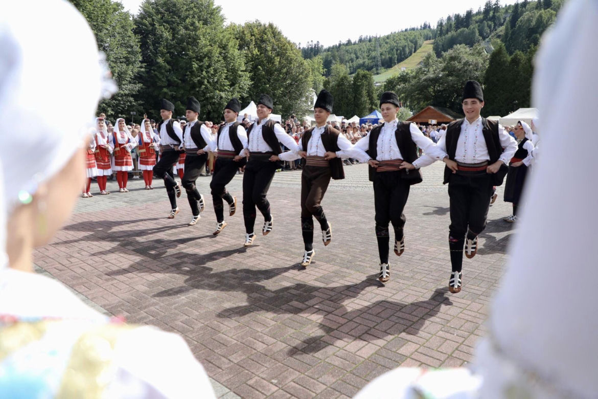 Rozpoczął się 60. jubileuszowy Tydzień Kultury Beskidzkiej. Przyjechało 20 zespołów z całego świata ZDJĘCIA, PROGRAM