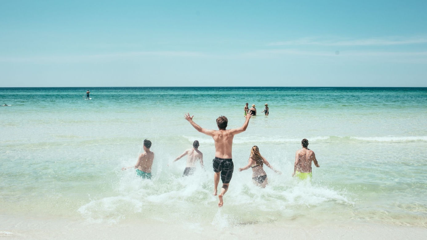 Najbardziej wkurzające zachowania na plaży. To robią Polacy na wakacjach!