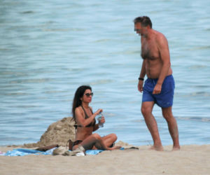 Marta Kaczyńska z mężem na plaży