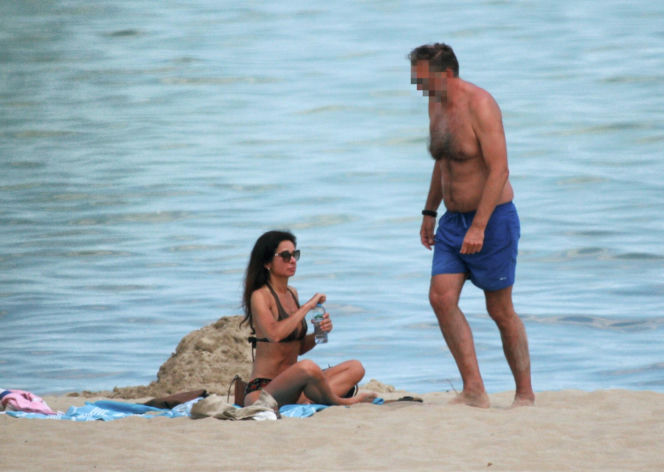 Marta Kaczyńska z mężem na plaży