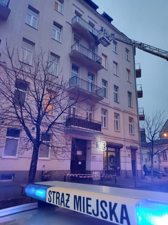 Fragment balkonu oderwał się na Pradze