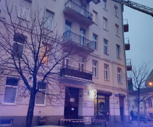 Fragment balkonu oderwał się na Pradze