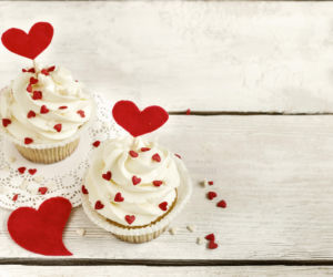 Romantyczne muffiny walentynkowe z puszystym kremem – słodka rozkosz dla dwojga!