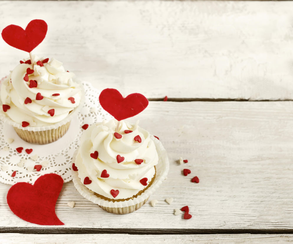 Romantyczne muffiny walentynkowe z puszystym kremem – słodka rozkosz dla dwojga!