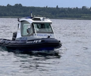 Ojciec i 12-latek utknęli na pontonie. Rozpętała się burza