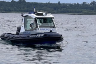 Ojciec i 12-latek utknęli na pontonie. Rozpętała się burza