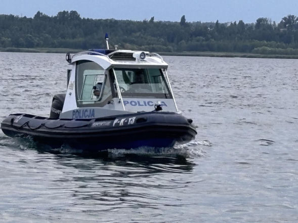 Ojciec i 12-latek utknęli na pontonie. Rozpętała się burza