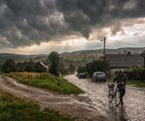 Niż nad Polską i zmienna aura. Gdzie uderzą burze i ulewy?