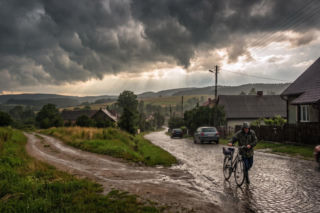 Niż nad Polską i zmienna aura. Gdzie uderzą burze i ulewy?
