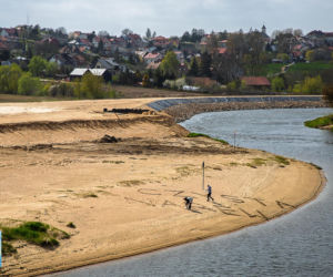 Ponad 2 tony śmieci wyzbierane z brzegów Narwi! Operacja Czysta Rzeka w Łomży za nami