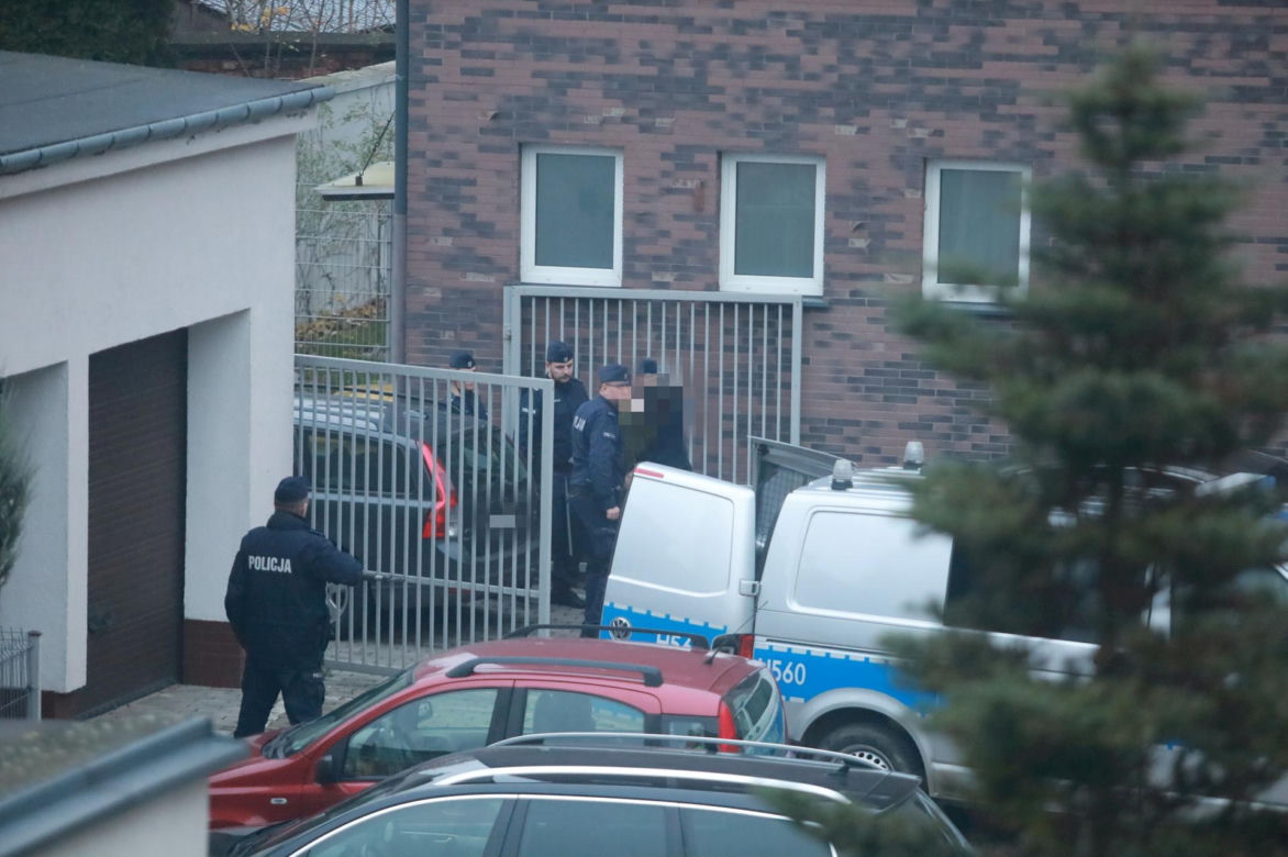 Brutalne morderstwo w Mławie. Odciął swojej siostrze głowę dwoma nożami. Jej ciało znalazły malutkie dzieci