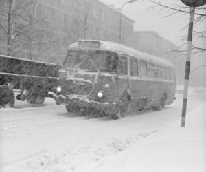 Metrowe zaspy i wielki mróz. Tak dawniej wyglądała zima w Warszawie
