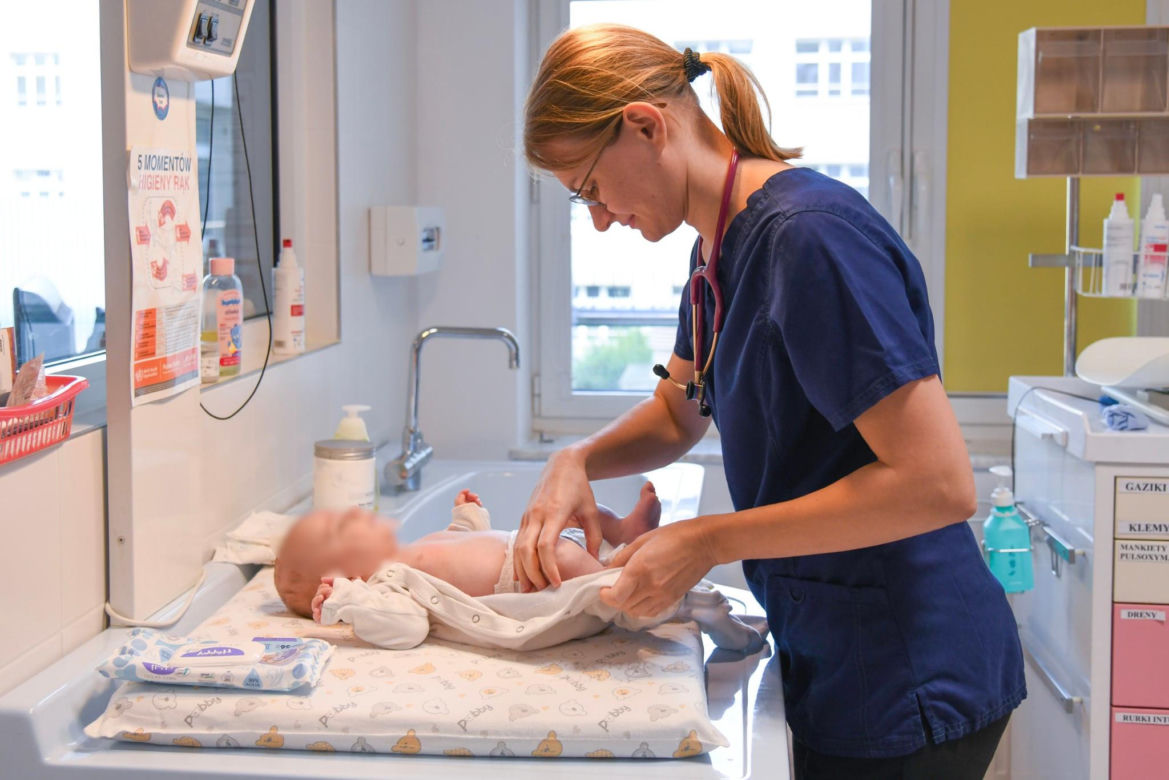 Maleńki Staś samotnie czeka w szpitalu na rodzinę
