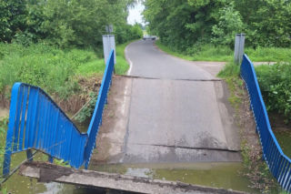 Szok w Dębowcu. W kilka chwil zniknął most nad Knajką
