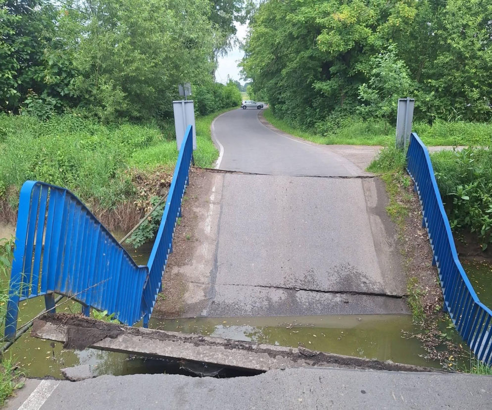 Chwile grozy pod Skoczowem. Most nie wytrzymał i runął do rzeki