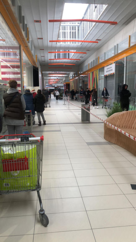 Gigantyczne kolejki do sklepów