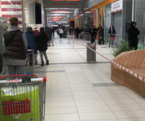 Gigantyczne kolejki do sklepów