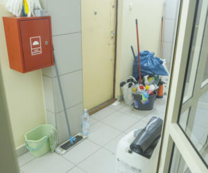 Udało się wejść do zaśmieconego mieszkania na Gocławiu. Wielkie sprzątanie