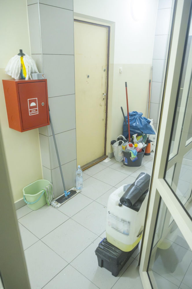 Udało się wejść do zaśmieconego mieszkania na Gocławiu. Wielkie sprzątanie