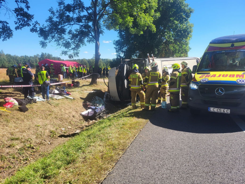 Wypadek autobusu rejsowego w miejscowości Piotrowina pod Kałuszynem. Droga zablokowana! 06.09.2022