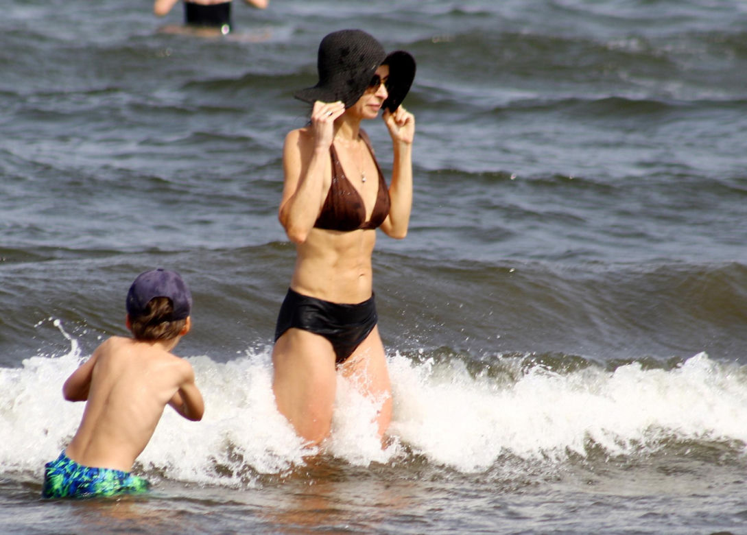 Marta Kaczyńska na plaży w Sopocie